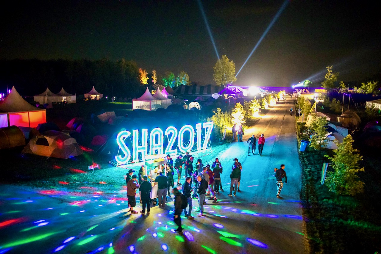 At night the camp comes alive with vibrant colors. (by Sebastian Humbek)